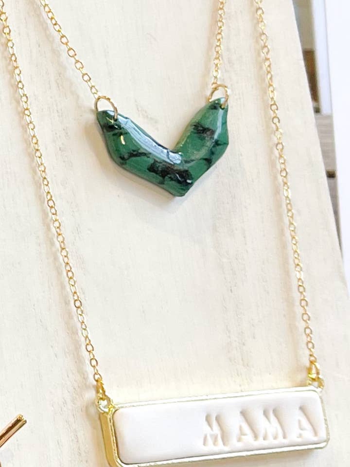 CLAY HALSKÆDE | Grøn marmor „V“ halskæde for engroshandel hos Kush Life Designs