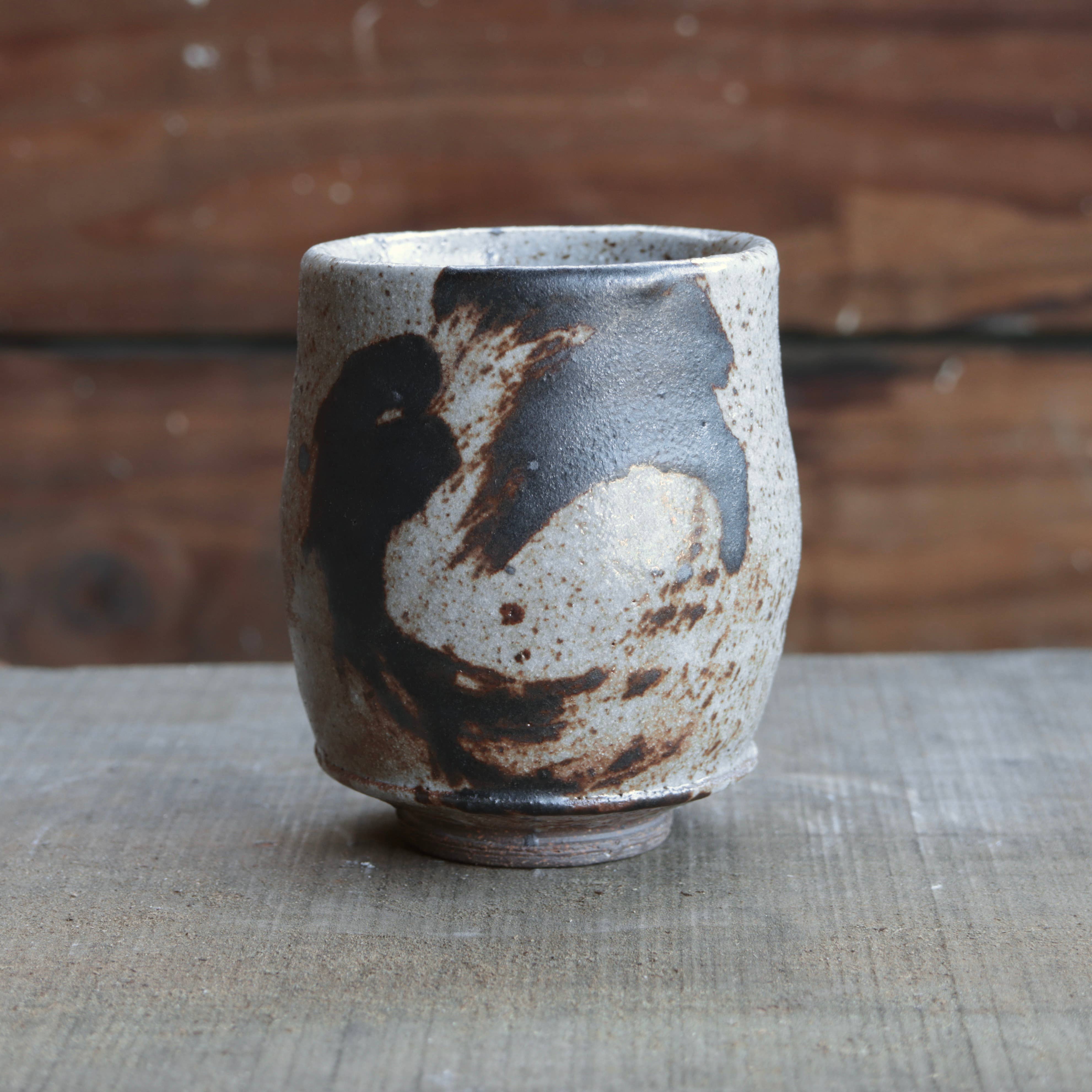 Matt Fishman Pottery - Venta al por mayor Taza - Yunomi de Arcilla Silvestre con Vidriado de Granito y Decoración de Hierro3