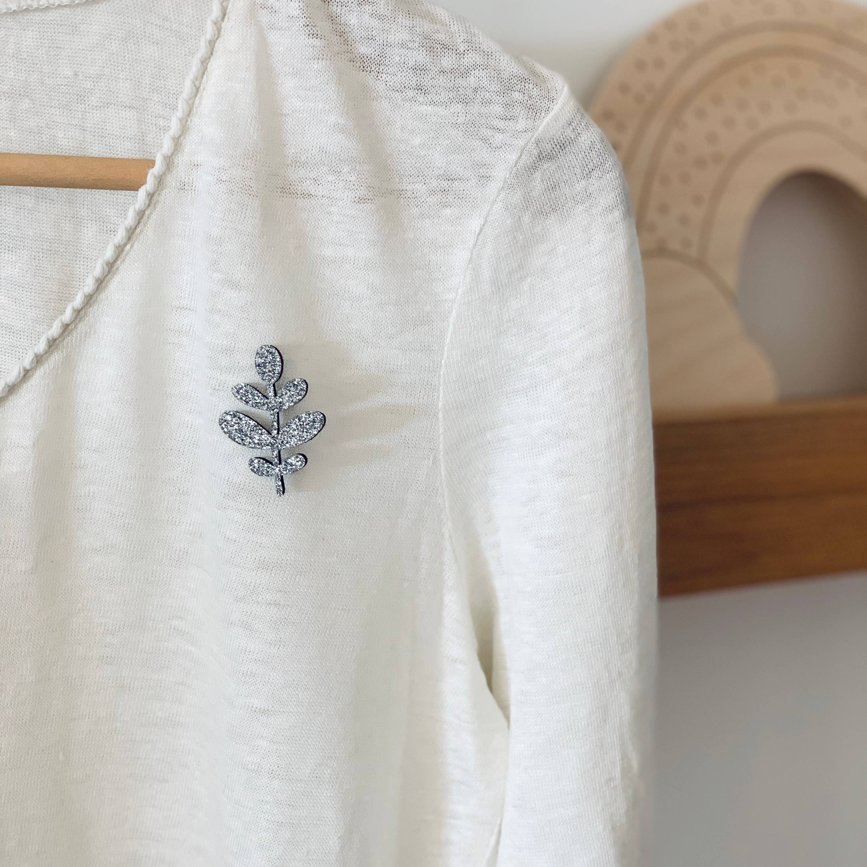 Les Petites Hirondelles – Engroshandel Broche – Glitrende nål - Bladgren3