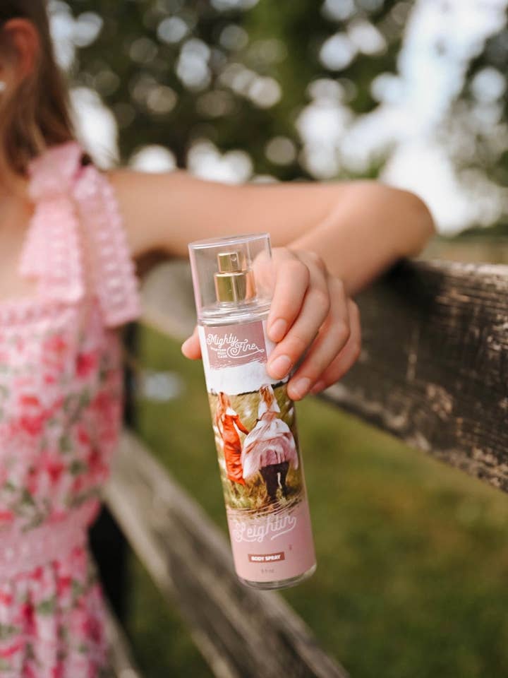 Leightin Western Fantasy Kroppsspray Mighty Fine 12-pack Bundle för wholesale av The Front Porch Label