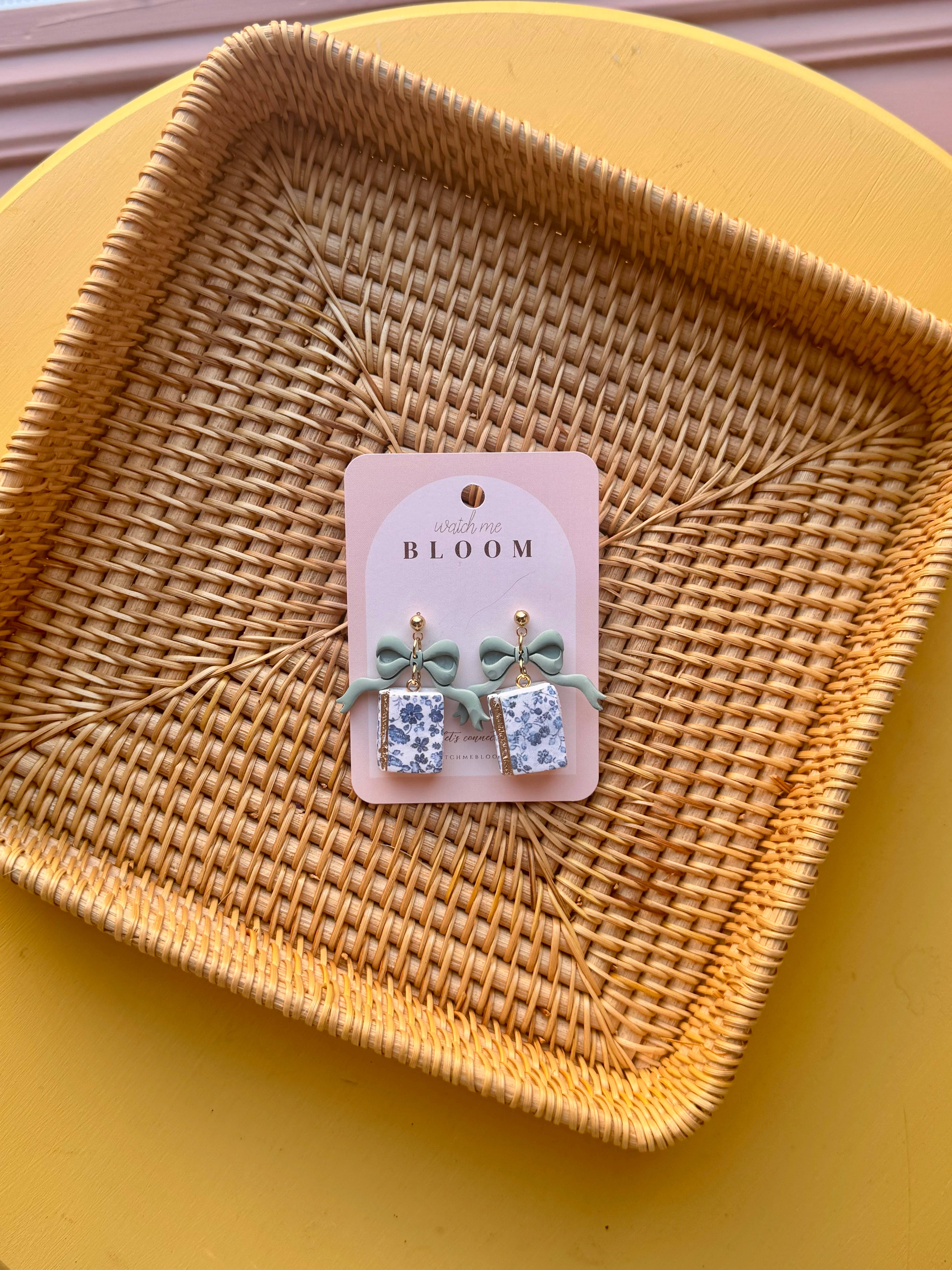 Watch Me Bloom - Wholesale Hangende/ronde oorbellen - Blauwe Bloemenboeken | Polymeer Klei Oorbellen | Handgemaakt