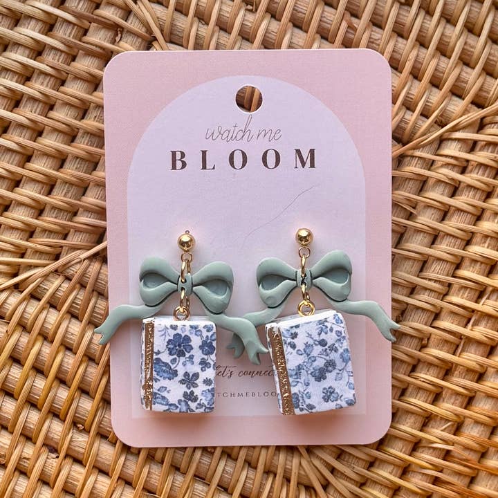 Watch Me Bloom - Wholesale Hangende/ronde oorbellen - Blauwe Bloemenboeken | Polymeer Klei Oorbellen | Handgemaakt0