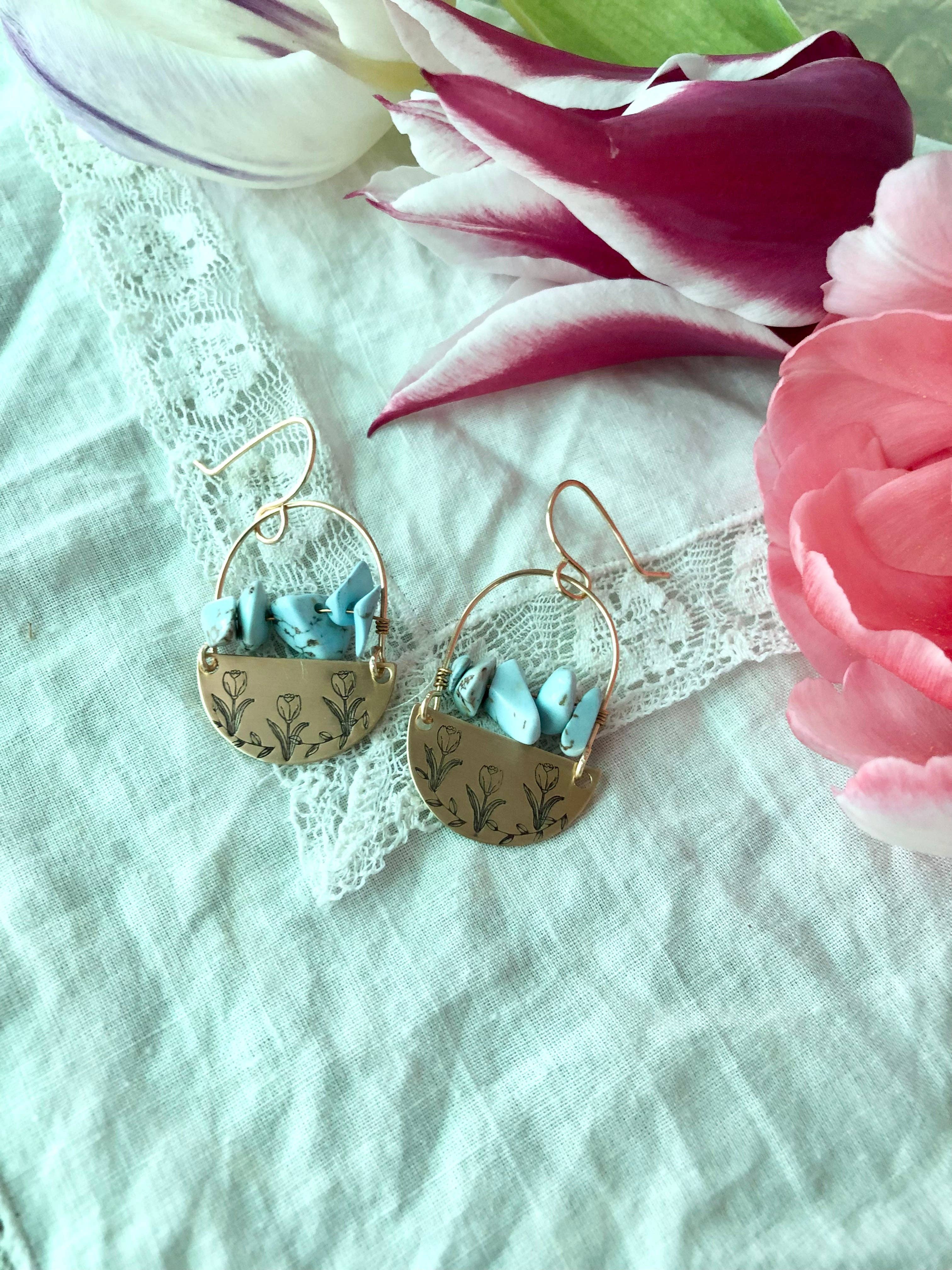 Rising Dawn Boutique – Engroshandel Hængeøreringe og creoløreringe – Messing stemplet tulipaner og sten øreringe2