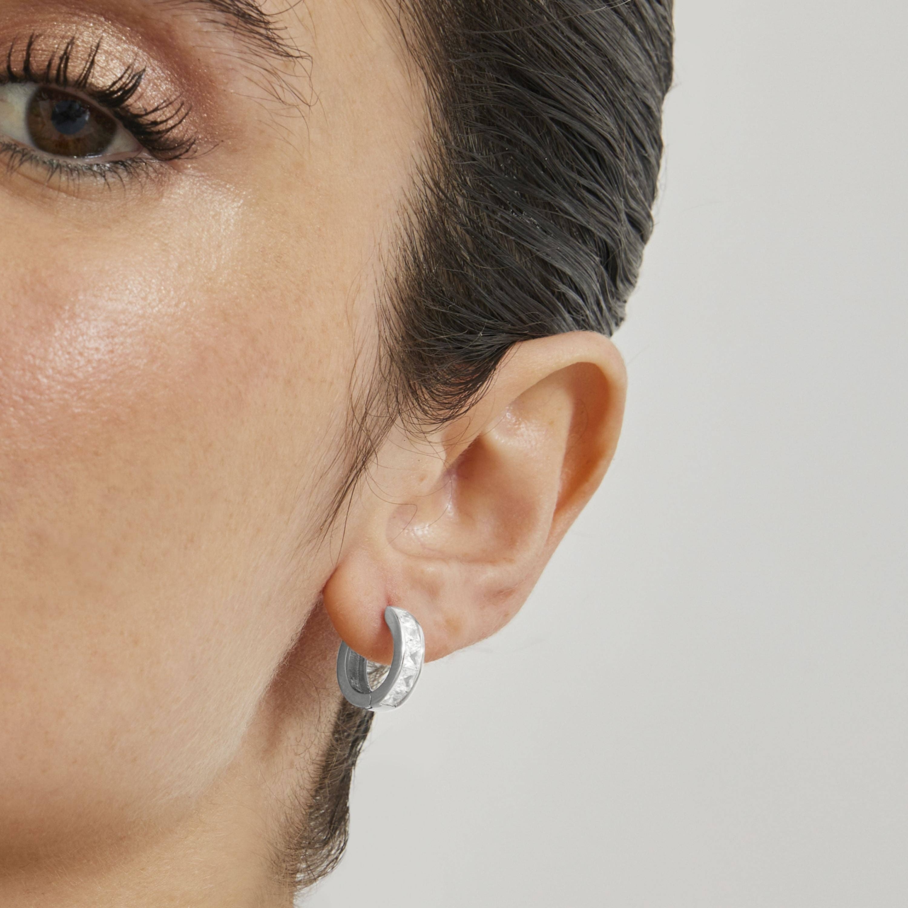 Luxenter - Wholesale Huggie Earrings - Pendientes de Plata de Ley 925 con Circonita Brillante acabados en rodio - Essential5