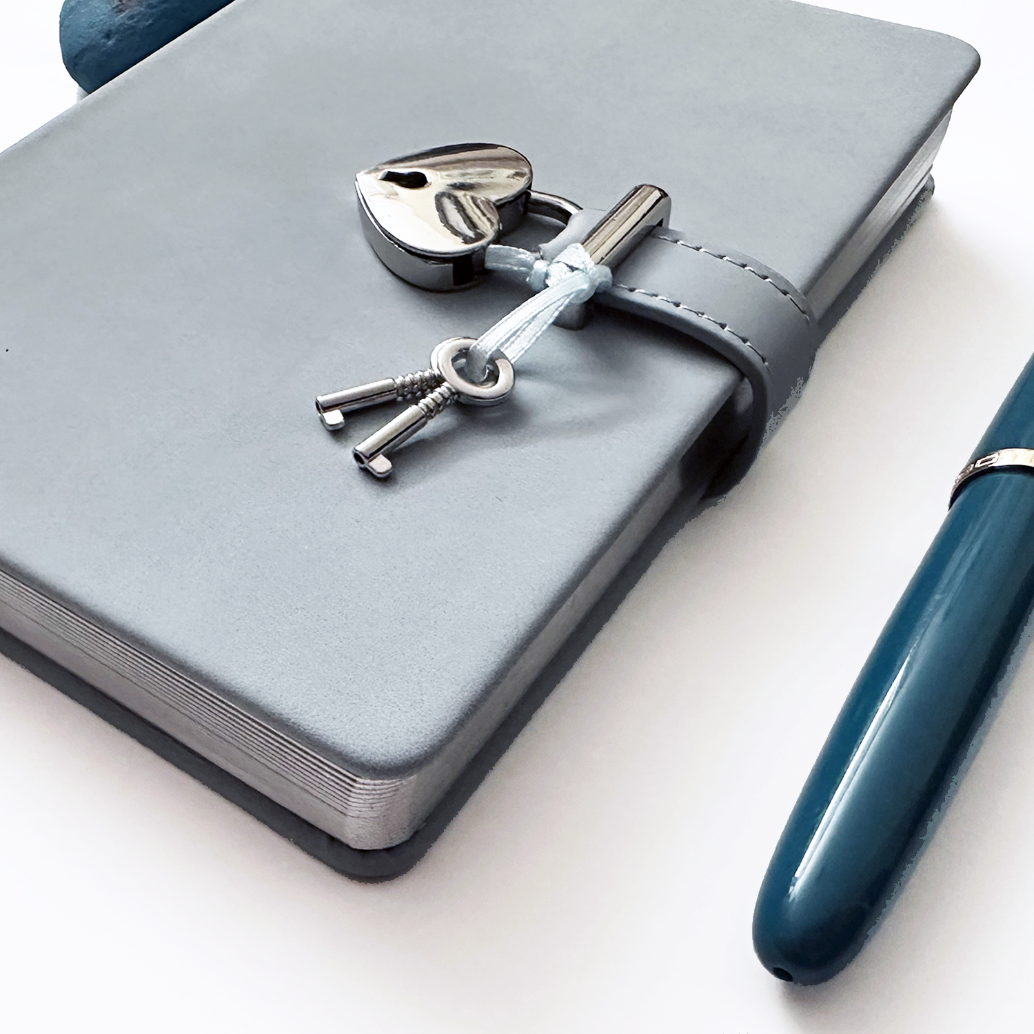 Victoria's Journals - Wholesale Journal/Diary - Kids - Pastel Blue Lock & Key Diary for Girls – 320 Pages9