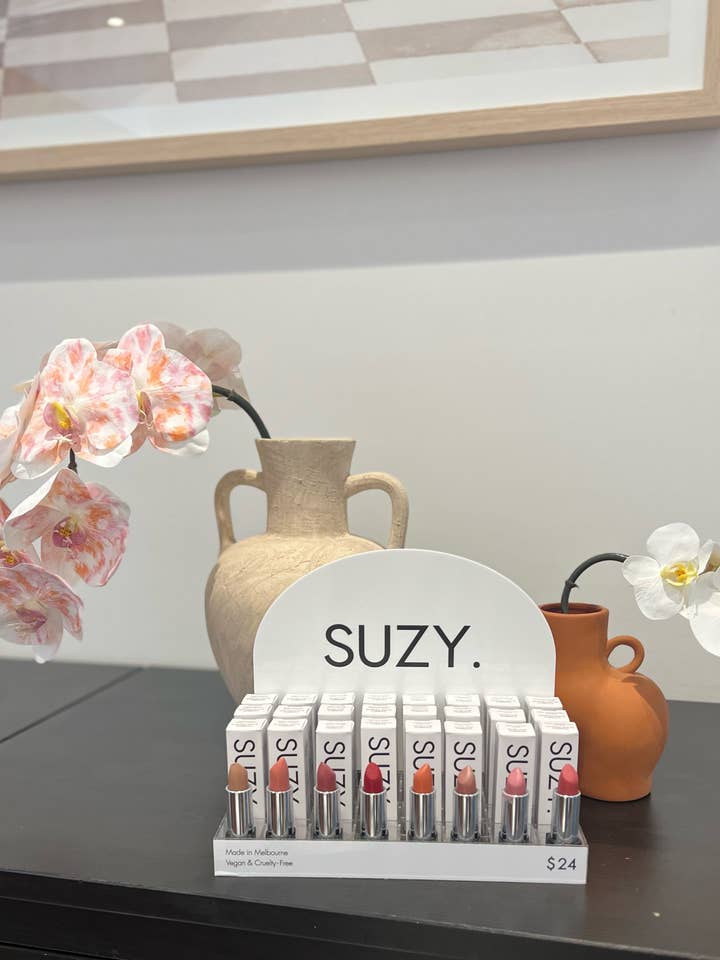 Großes, personalisierbares Set mit weißem Bogendesign — 8 Farben Ihrer Wahl, 3 Stück pro Stück erhältlich, KOSTENLOSE Tester, KOSTENLOSER Ausstellungsständer, KOSTENLOSER Expressversand für den Großhandel von SUZY. Lipsticks