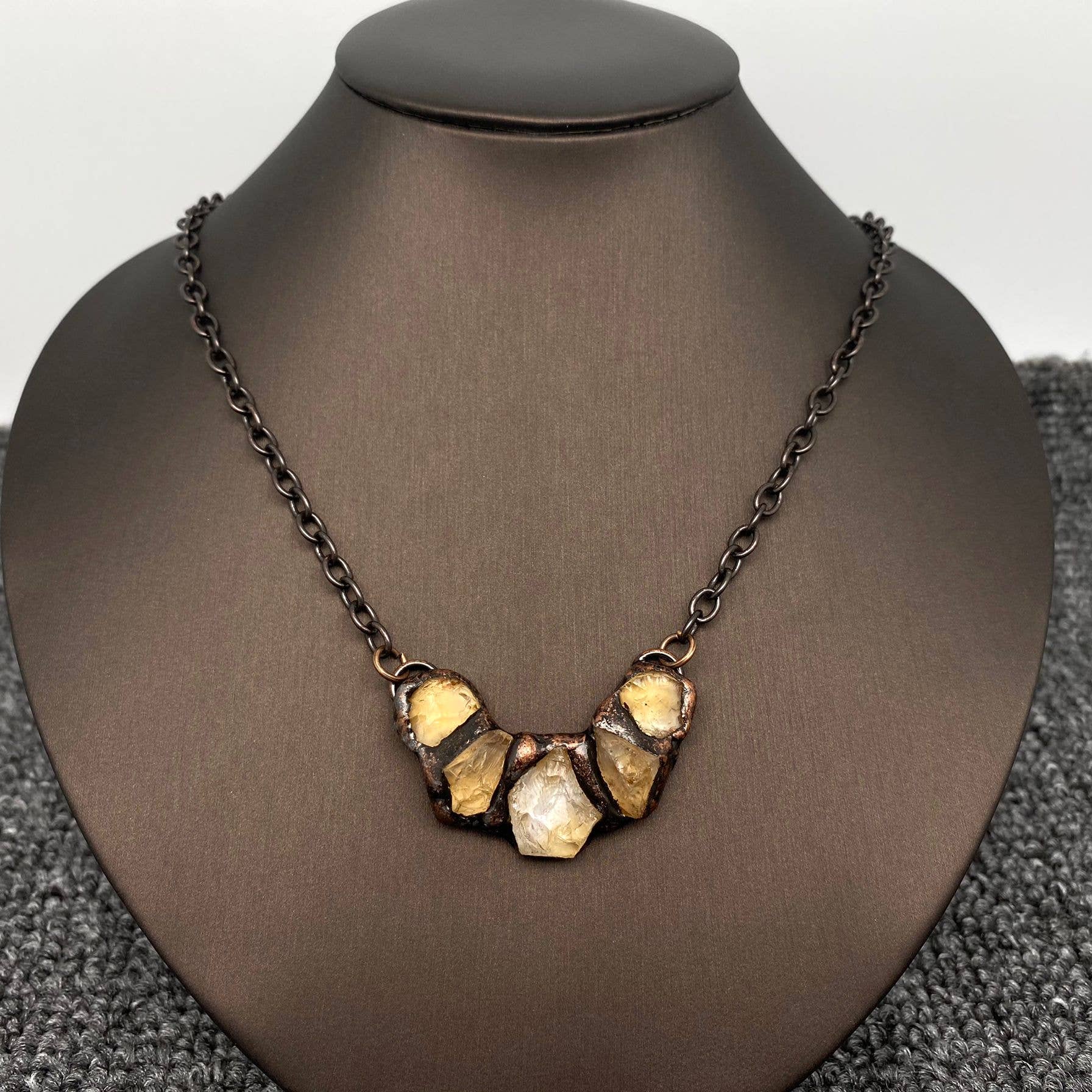 Mio Queena - Vente Pierre et cristal de spiritualité - CS- Collier à breloques en cristal en forme de V avec améthyste et citrine1