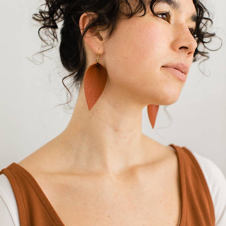 Yukon Cognac Leather Leaf Earrings and other Purchase Wholesale weidenkorb tasche. Free Returns & Net 60 Terms on Faire trending on Faire.