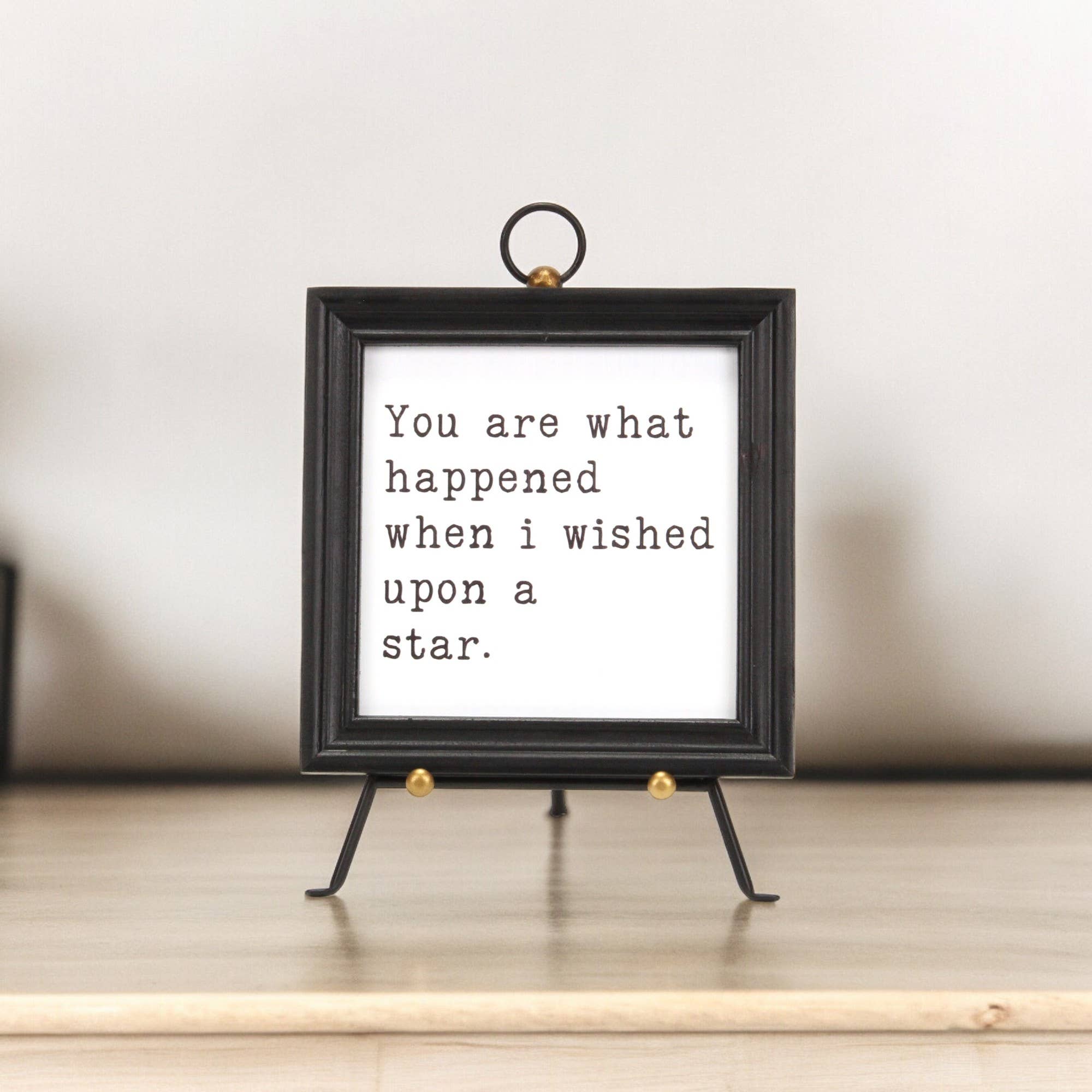 Cheungs Home Decor - Venta al por mayor Caballetes - Minicaballete triangular de mesa Axia | Detalles dorados | Negro7