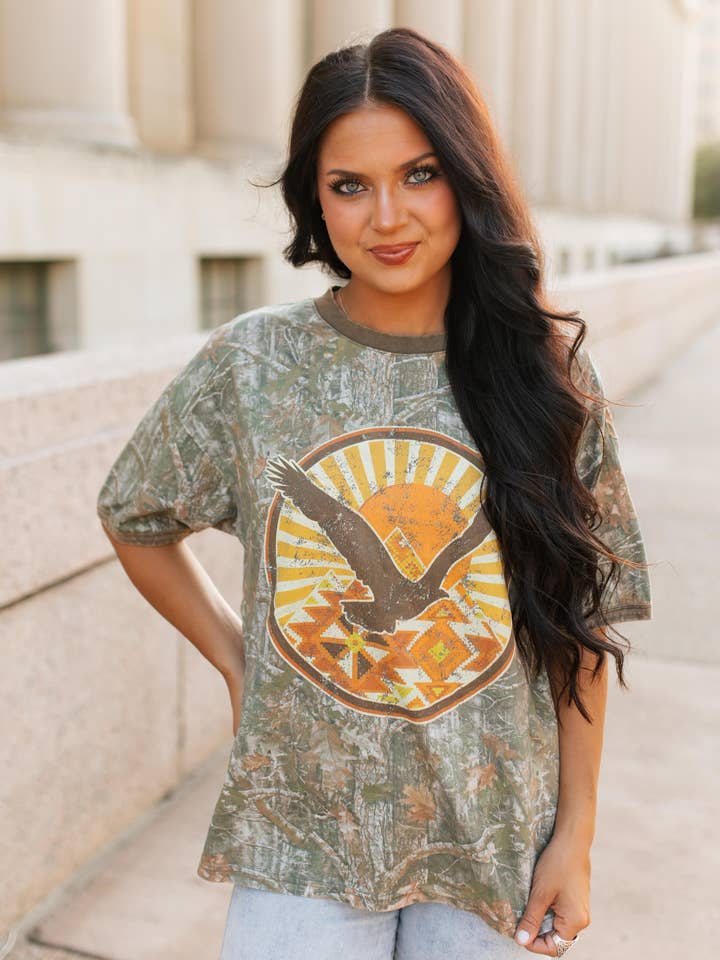 VR1 CAMO EAGLE GRAFIK TEE (7-TEILIG FRAUEN) für den Großhandel von VARSITY RODEO