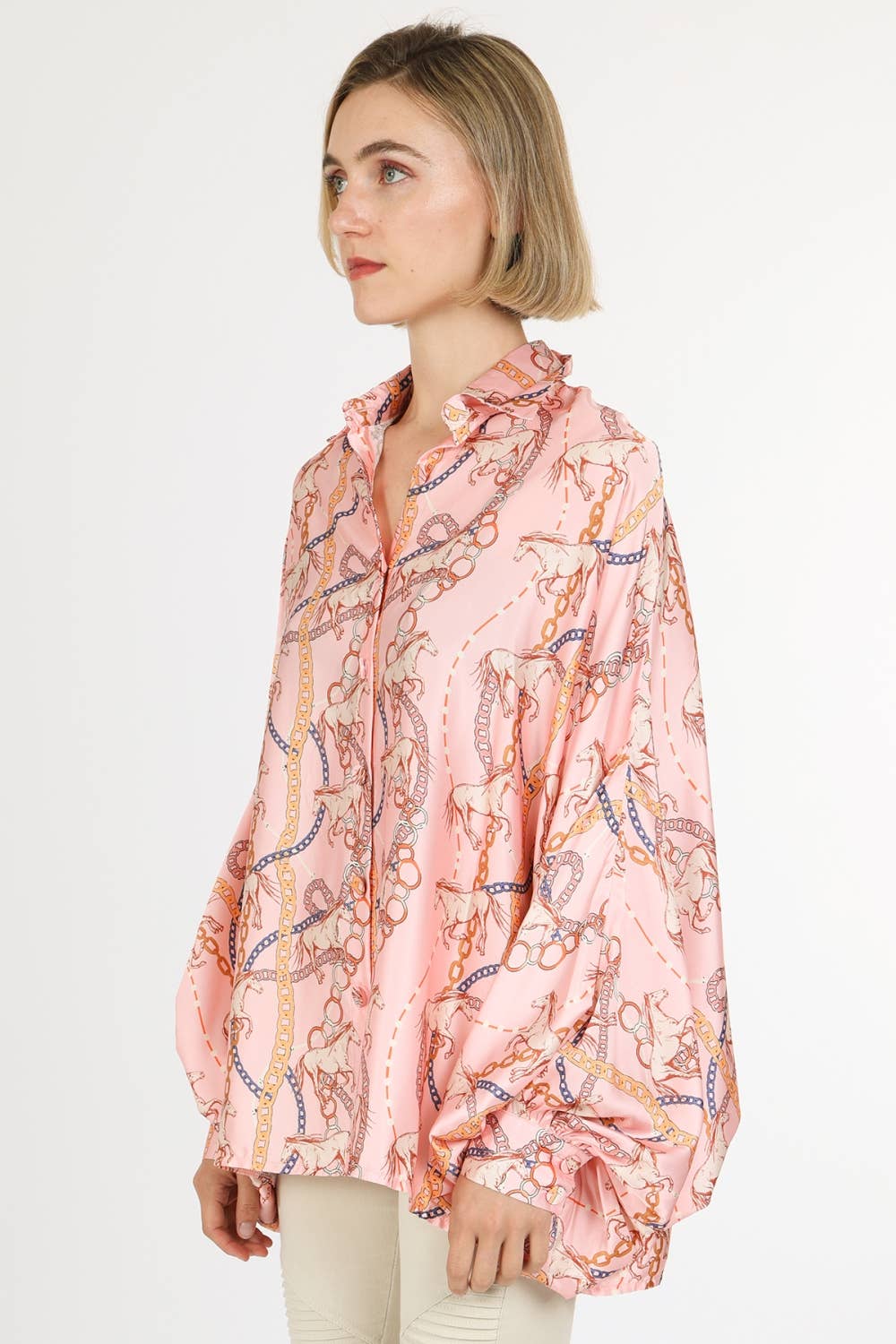 Beulah Style – Blusa - Mulher por atacado – Blusa de Cetim com Estampa de Corrente Multicolorida e Cavalo QC21748