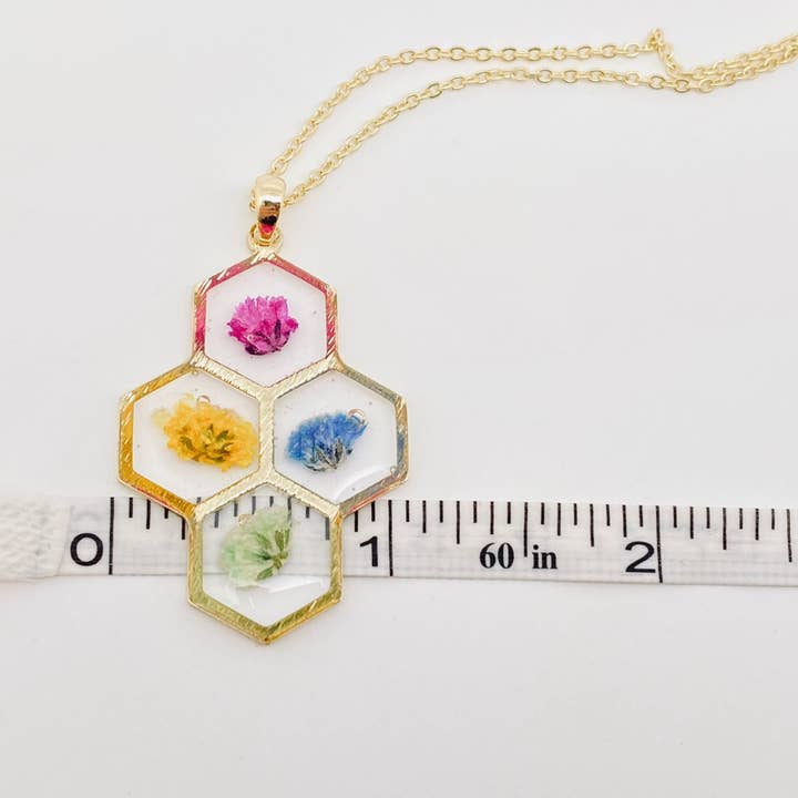 Mio Queena – wholesale Pendant/charm necklace – Baby's Breath Dried Flowers Honeycomb Pendant Necklace - PDF4