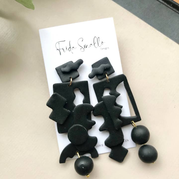 Frida Smallo Designs – Engroshandel Hængeøreringe og creoløreringe – Abstrakt skulpturer Polymer ler øreringe5