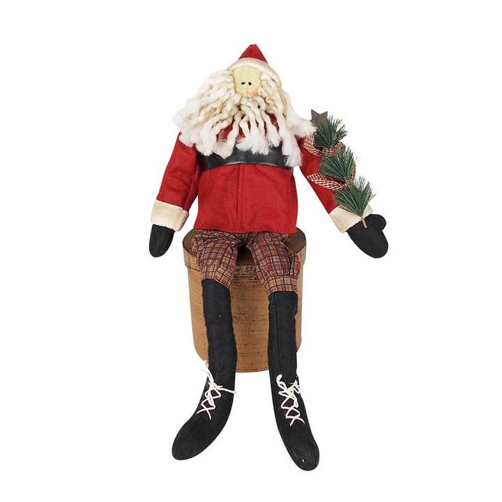 Père Noël en tissu « Olde World » avec barbe filée teintée de thé, manteau rouge, chapeau pointu, pantalon à carreaux, longues bottes noires et sapin de Noël en PVC, assis - 20 po de haut (debout) pour la vente par Birch Maison