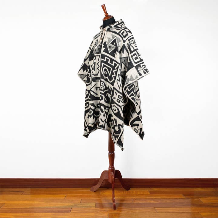 ECUALAMA - Wholesale Poncho - Unisex - Chiriaco - Llama Wool Unisex South American Handwoven Thick Hooded Poncho - Aztec animal pattern - black-white