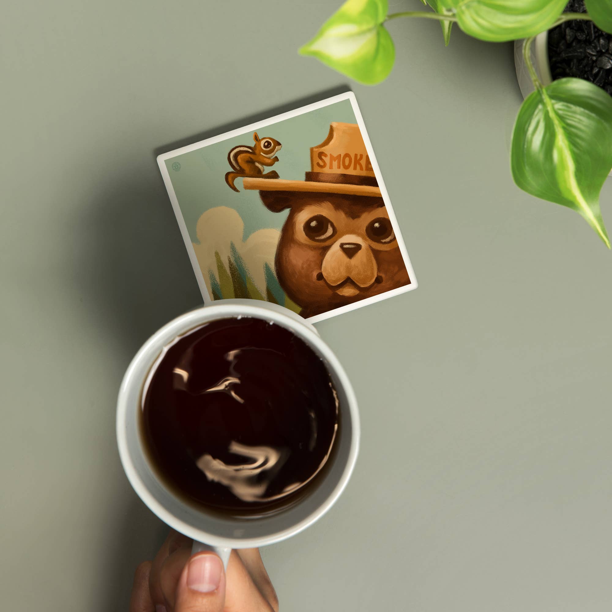 Lantern Press - Venta al por mayor Posavasos - POSAVASOS DE CERÁMICA con oso ahumado y ardilla1