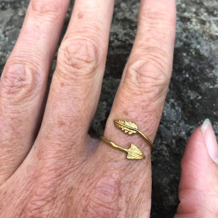 Anillo de Flecha Ajustable de Latón / Anillo de Amor de Flecha de Cupido Dorado para venta al por mayor de JAYA MOKSHA