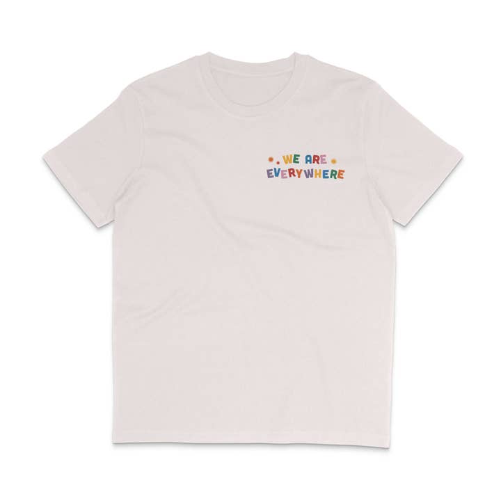 We Are Everywhere Retro Pride-shirt voor wholesale door Rainbow & Co