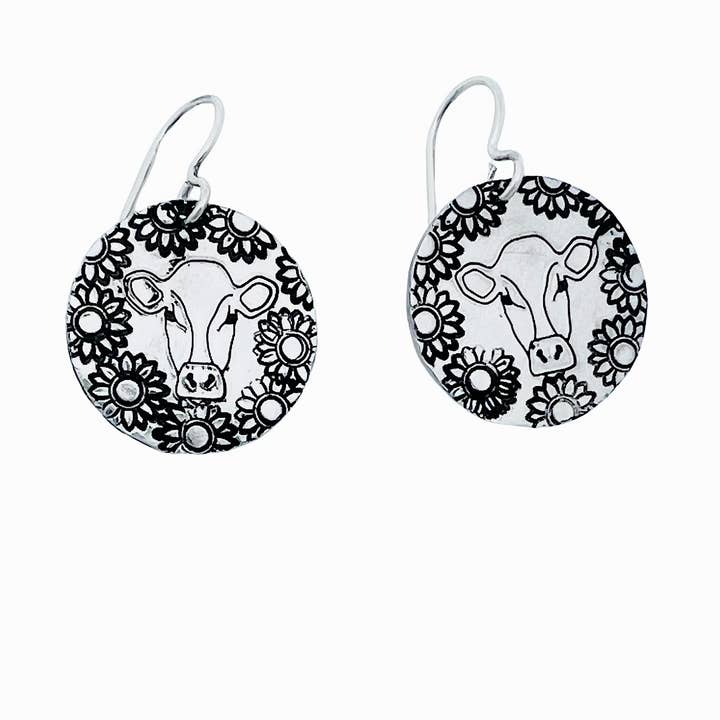 Christy Robinson Design – Großhandel Ohrhänger – Schöne Kuh-Ohrringe mit Sonnenblumenmotiv