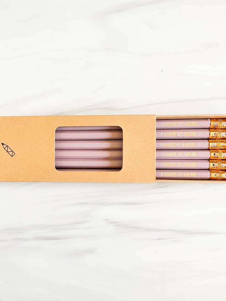 Set de 6 lápices hexagonales afilados con la frase «I Hate it Here» para venta al por mayor de The Good Teacher Co