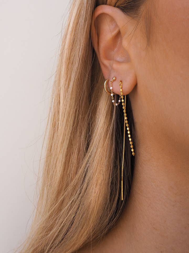 Boucles d'oreilles en chaîne en émail doré et blanc - Huggies en chaîne pour la vente par Humble + Spark