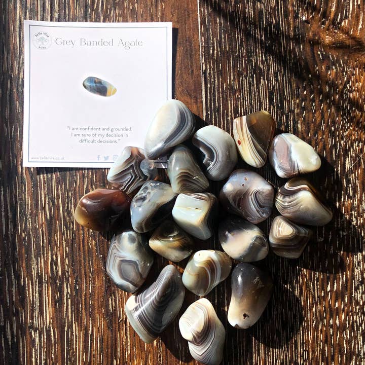 Grijze gestreepte agaat getrommelde kristallen 100 gram met informatiekaarten voor wholesale door BellaMira Home