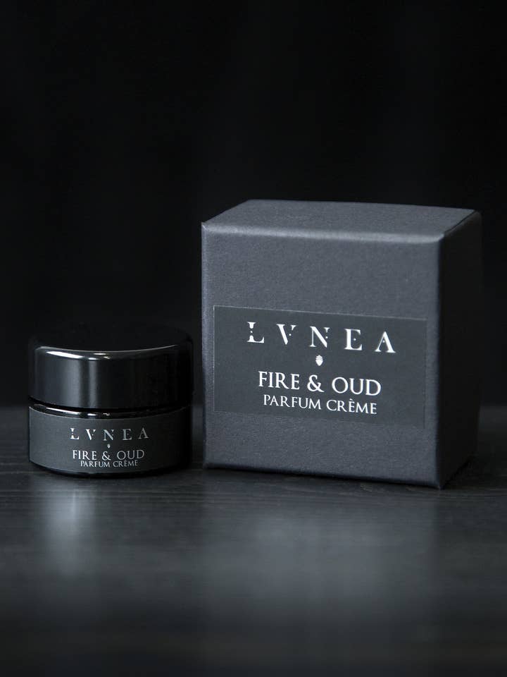 Parfum solide FIRE & OUD | Bois d'agar, cèdre, fumée pour la vente par Lvnea Perfume