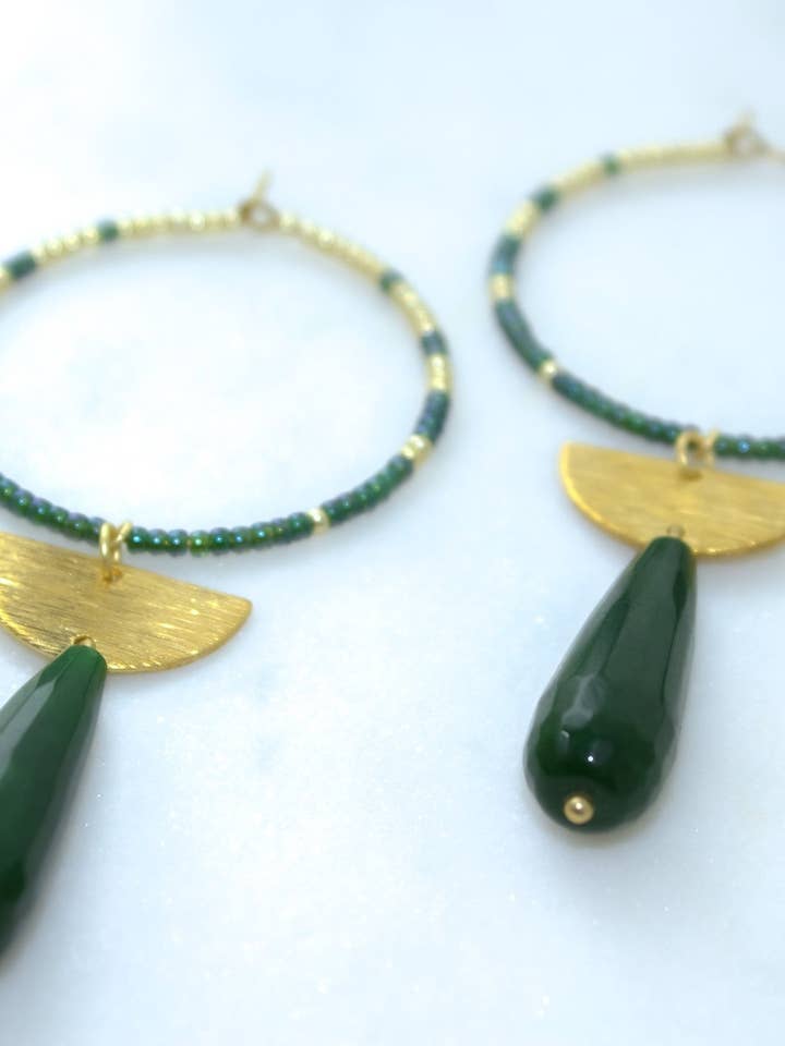 Jade Drop Hoops mit goldfarbenen und smaragdgrünen Perlen für den Großhandel von Moxie Collective (formerly Atonement Design)