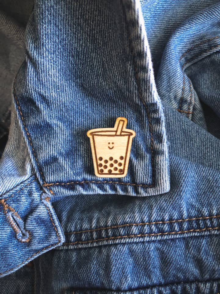 Lycklig Boba te laserskurna trästift för wholesale av Gold Beam Creations