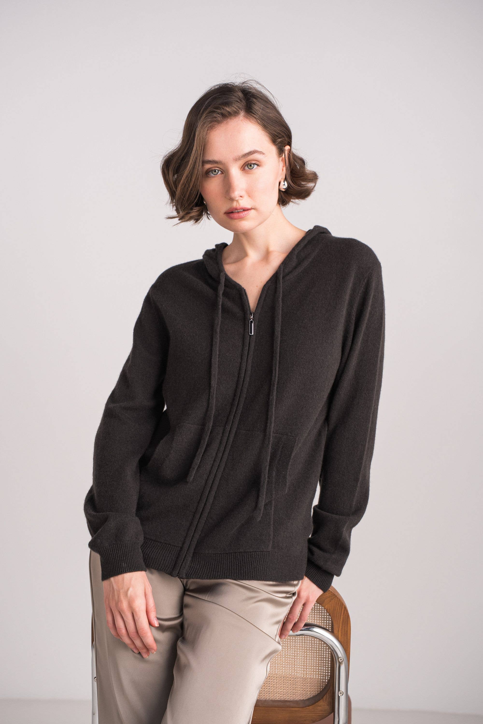 jw.atelier - Vente Sweat à capuche – femme - Gilet 100% cachemire zippé à capuche3