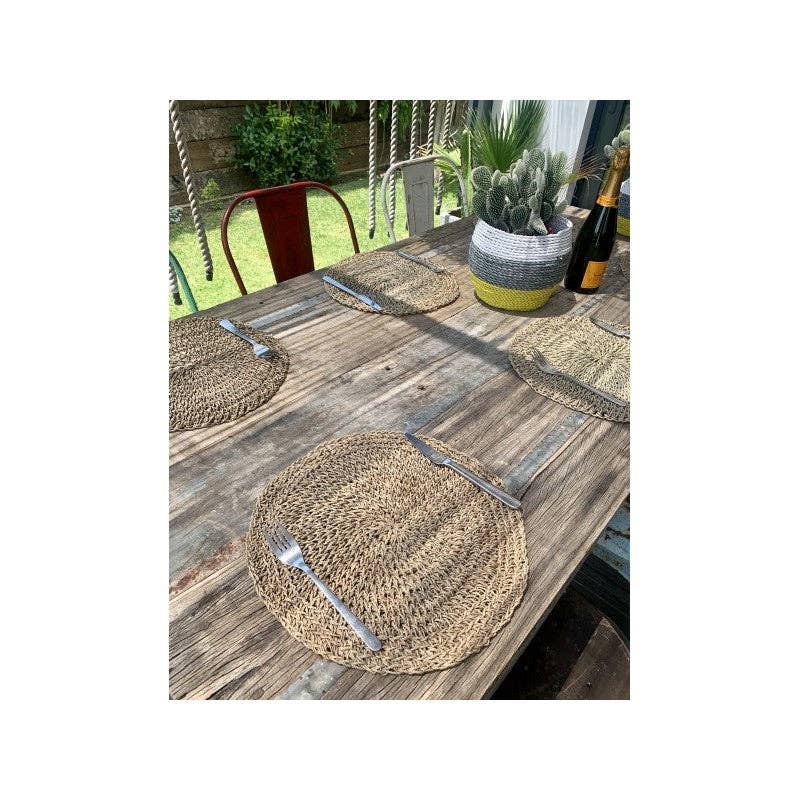 Paloma Black (Casa Natura Design, S.L.) - Vendita all'ingrosso Tovagliette - Sottopiatto Rotondo in Giacinto d'Acqua Naturale Intrecciato a Mano3