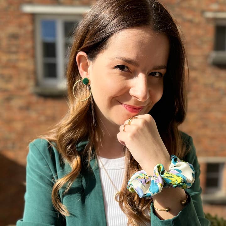Laure Derrey – Scrunchie - Mulher por atacado – Chouchou MAEVA / poliéster estampado floral verde e turquesa4