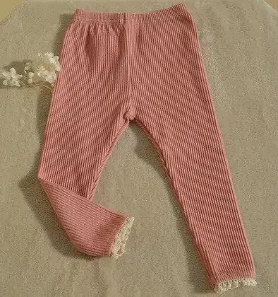 Annie & Charles – wholesale Modeleggings – Barn – Annie & Charles® ekologiska babyleggings med volang och ribbad struktur6