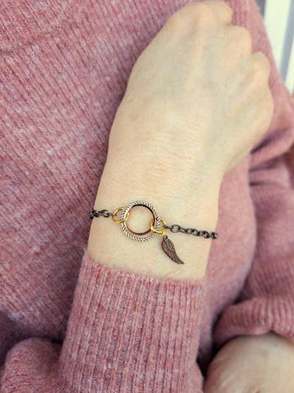 Änglavinge + Cirkel Armband i Blandad Metall för wholesale av Tumbled Earth Inc.