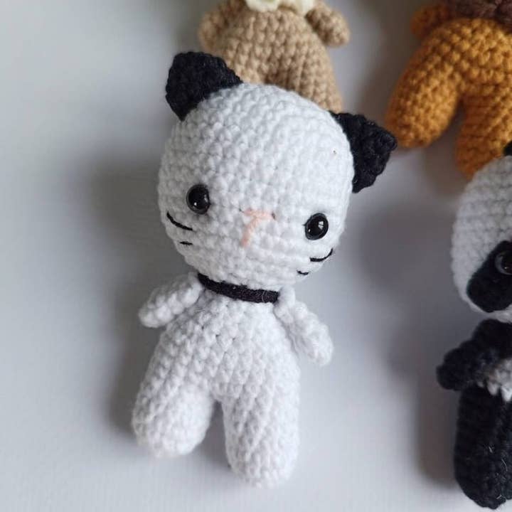 KLABELGIFT – Engroshandel Plyslegetøj - Børn og baby – Håndlavet Hæklet Mini Dyr Nøglering – Sød Amigurumi Gave