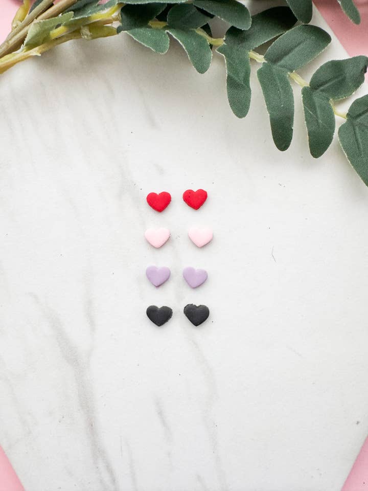 Mini hjärtstift: Örhängen i polymerlera för wholesale av Mountain Made Clay - Handmade Polymer Clay Earrings