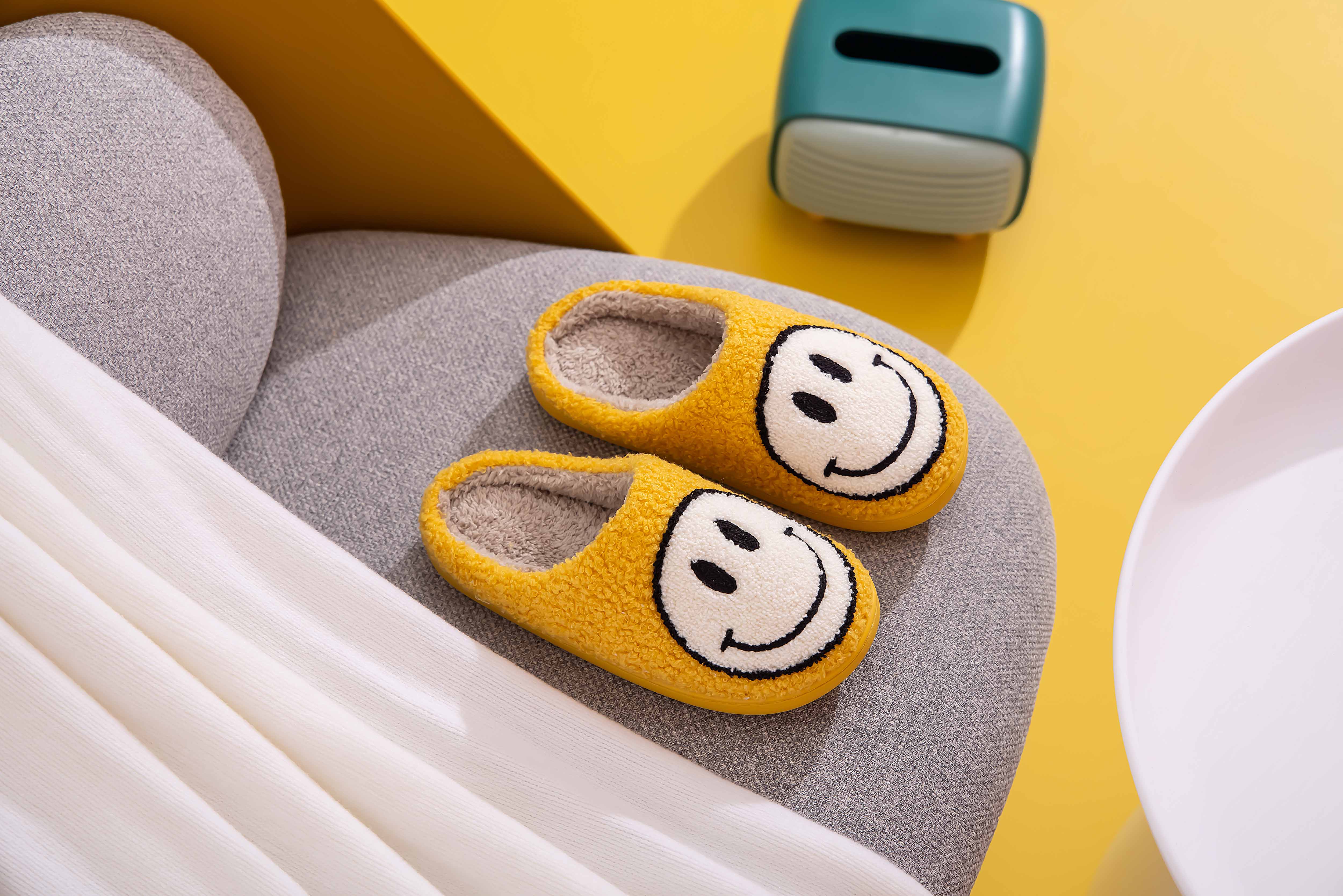 Shop Lev - Vente Chaussons – femme - Chaussons confort à semelle légère en fausse fourrure douce avec visage souriant pour adulte7