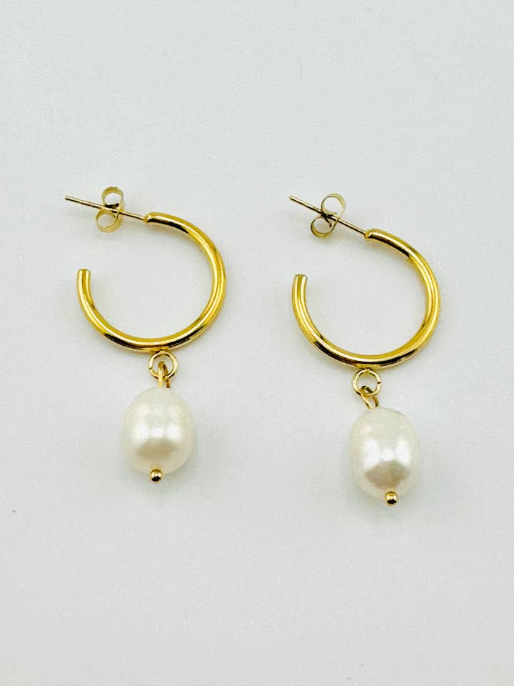 Pendiente de aro fino con perla en oro laminado de 18k para venta al por mayor de Bella Blu Designs