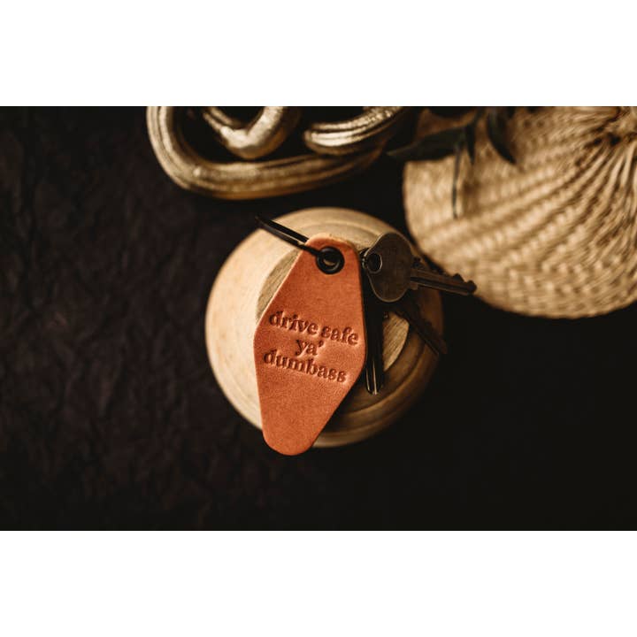 MisfitMadeGoods – Engroshandel Nøglering - Unisex – Drive Safe Dumbass Retro Læder nøglering1