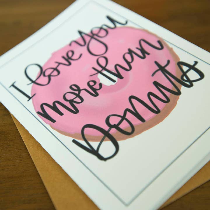 Te amo más que a los donuts por StoneDonut Design para venta al por mayor de Stone Donut Design, LLC