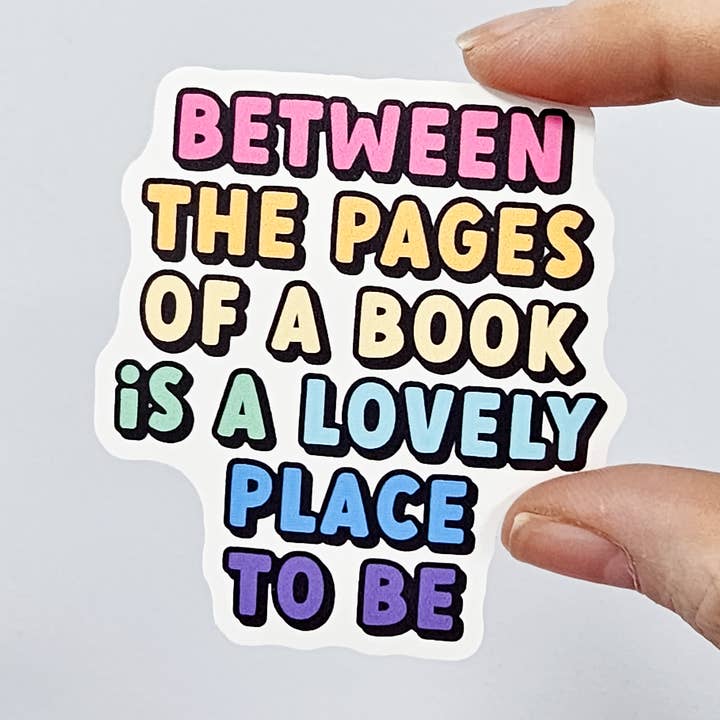 Vinyl-Aufkleber „Zwischen den Seiten eines Buches“, 2,75 Zoll für den Großhandel von Krissyanne Designs