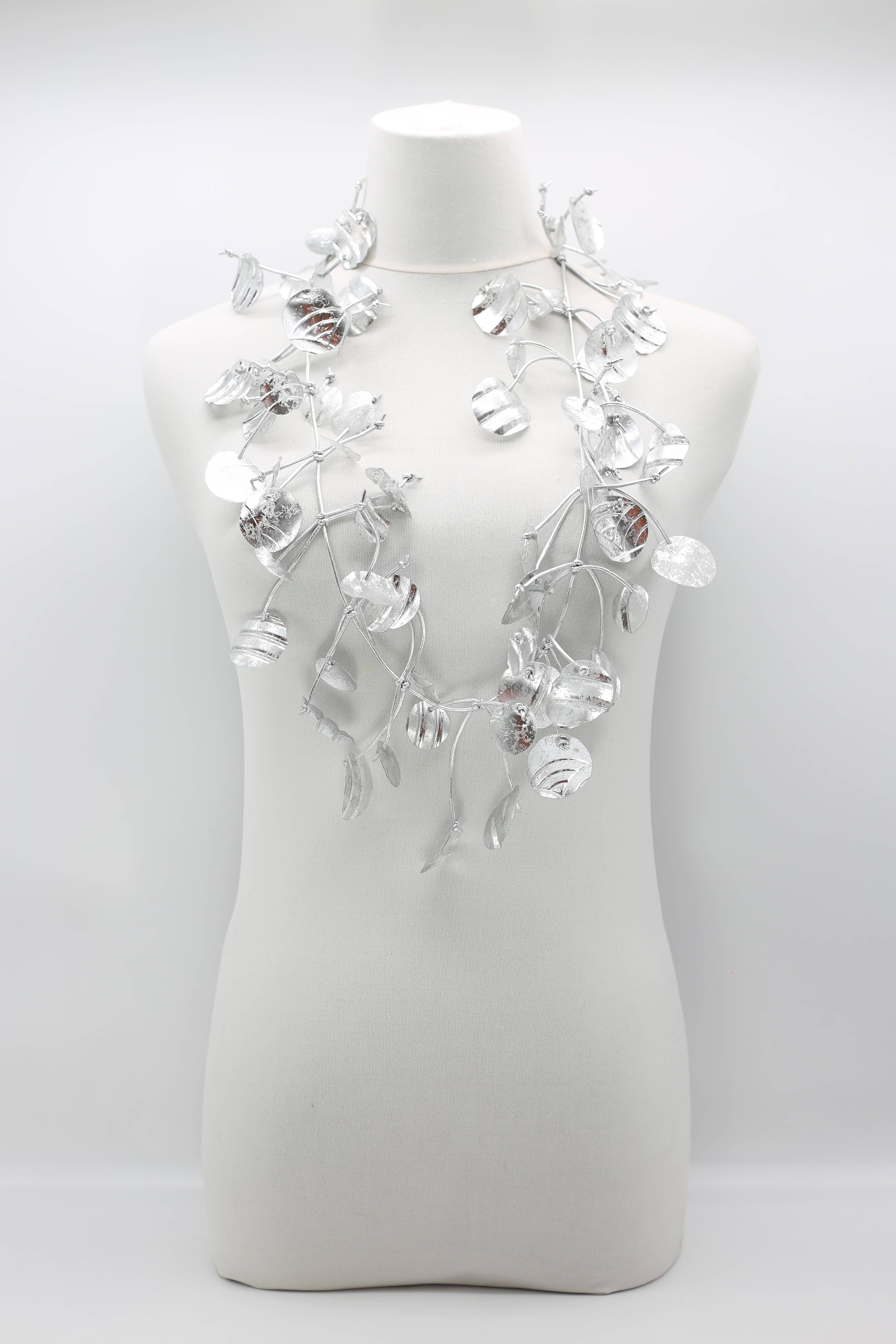 Jianhui London – Großhandel Statement-Halsketten – Halskette mit Seerosenblättern aus recyceltem Kunststoff, lang, handbemalt7