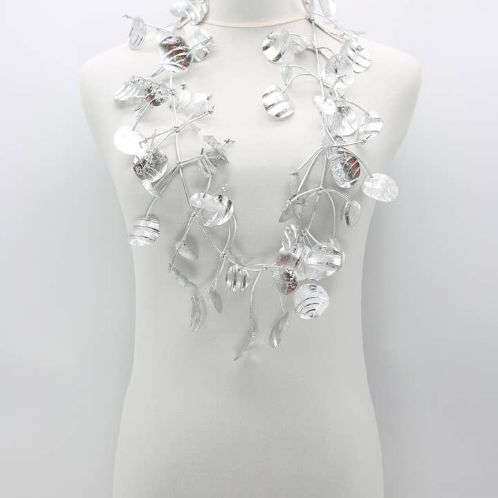 Jianhui London – Großhandel Statement-Halsketten – Halskette mit Seerosenblättern aus recyceltem Kunststoff, lang, handbemalt7