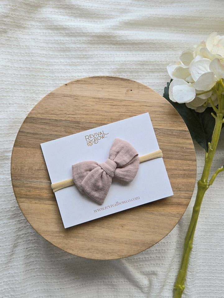 Kleine Windrad-Schleife auf Haarband • Blasses Mauve-Gaze für den Großhandel von Revival Bow Co.