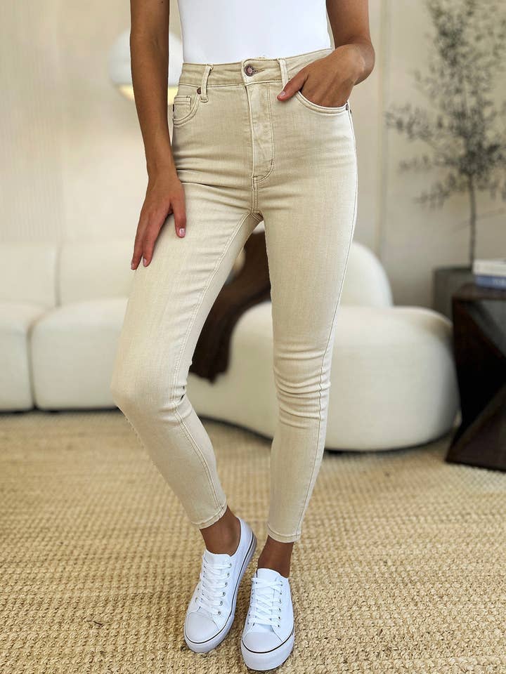 Jeans skinny Judy Blue avec contrôle du ventre teinté à taille réelle pour la vente par ClassiQ