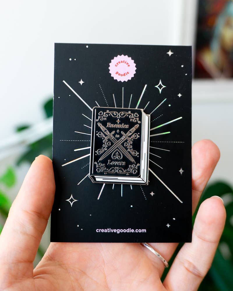 Creative Goodie - Venta al por mayor Botón/prendedor - Pin de esmalte duro «Enemies to Lovers» para amantes de los libros5