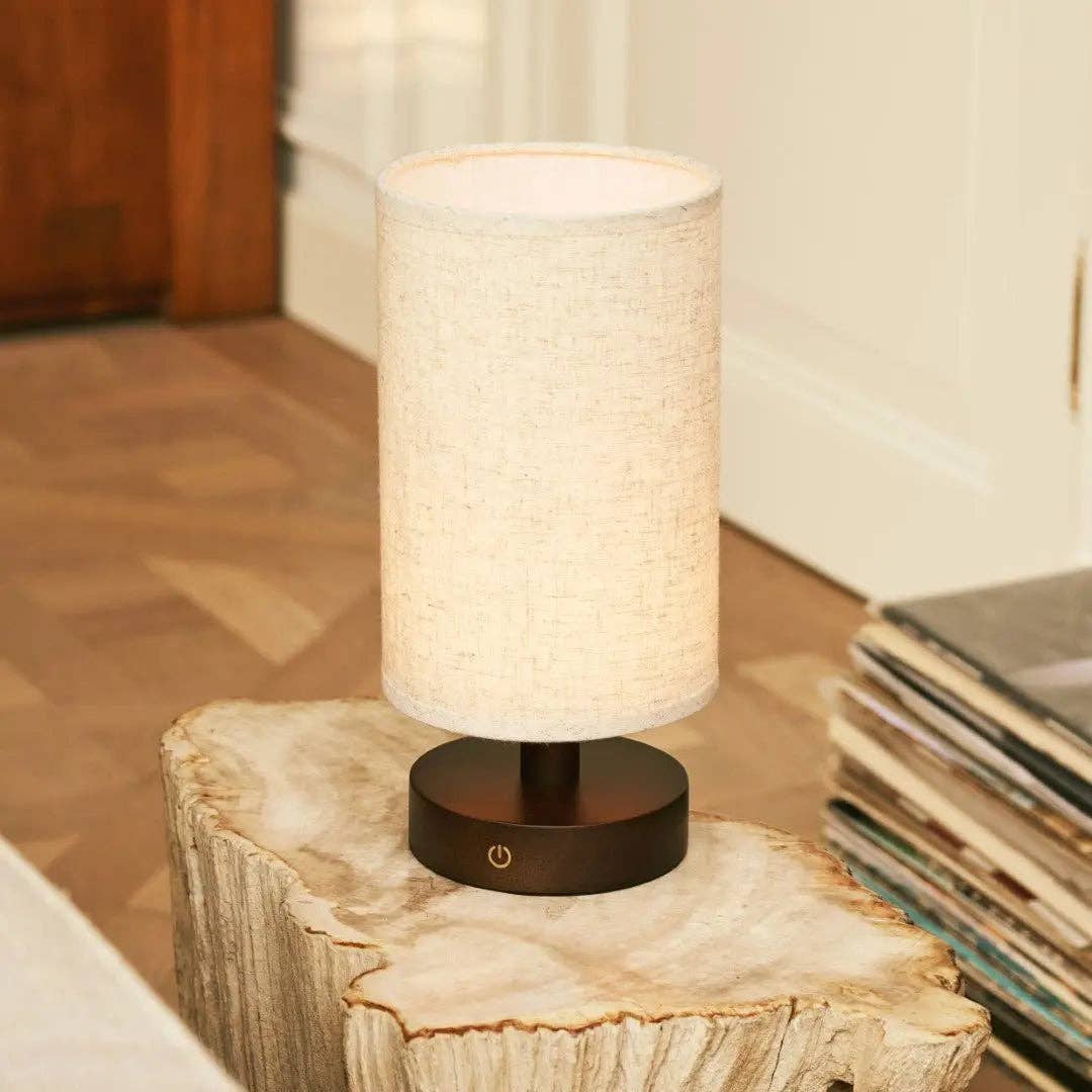 Tavellio - Vente Lampes d'appoint/de bureau - Lampe de table en bois sans fil Ben Dark Brown | Rechargeable, dimmable et jusqu'à 100 heures d'autonomie1