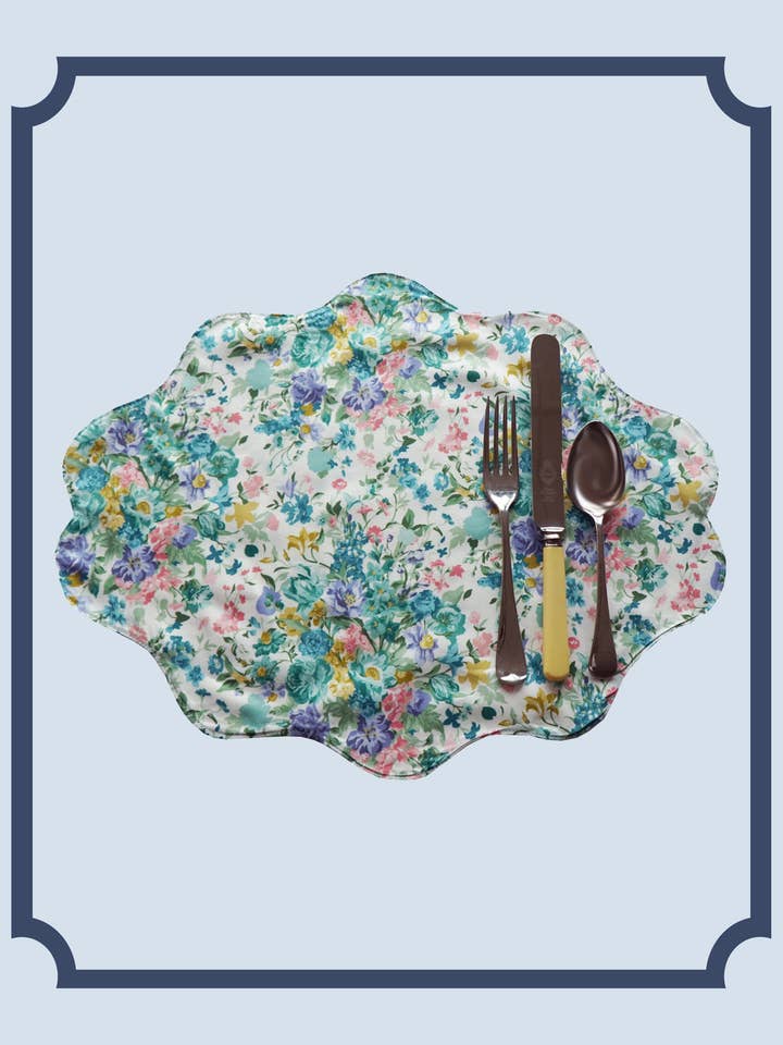 Bridgerton vändbar vågig bordstablett tillverkad i Liberty-tyg BOUQUET PARADE GREEN och REGAL BLOSSOM för wholesale av Coco & Wolf