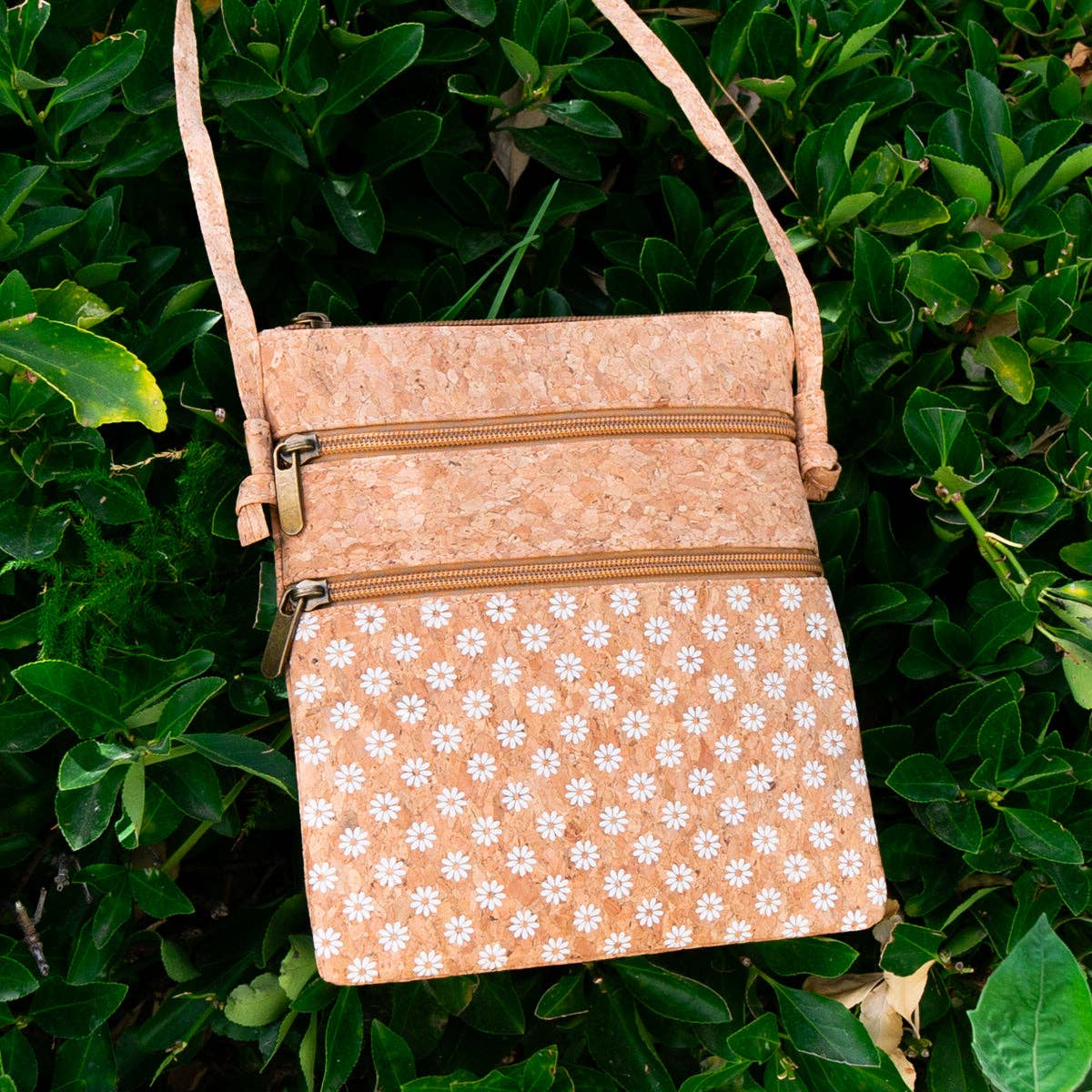 Meninas Bonitas Cork - Wholesale Crossbody Bag - Women's - Natural cork Patterned double zipper crossbody bag BAG-226513