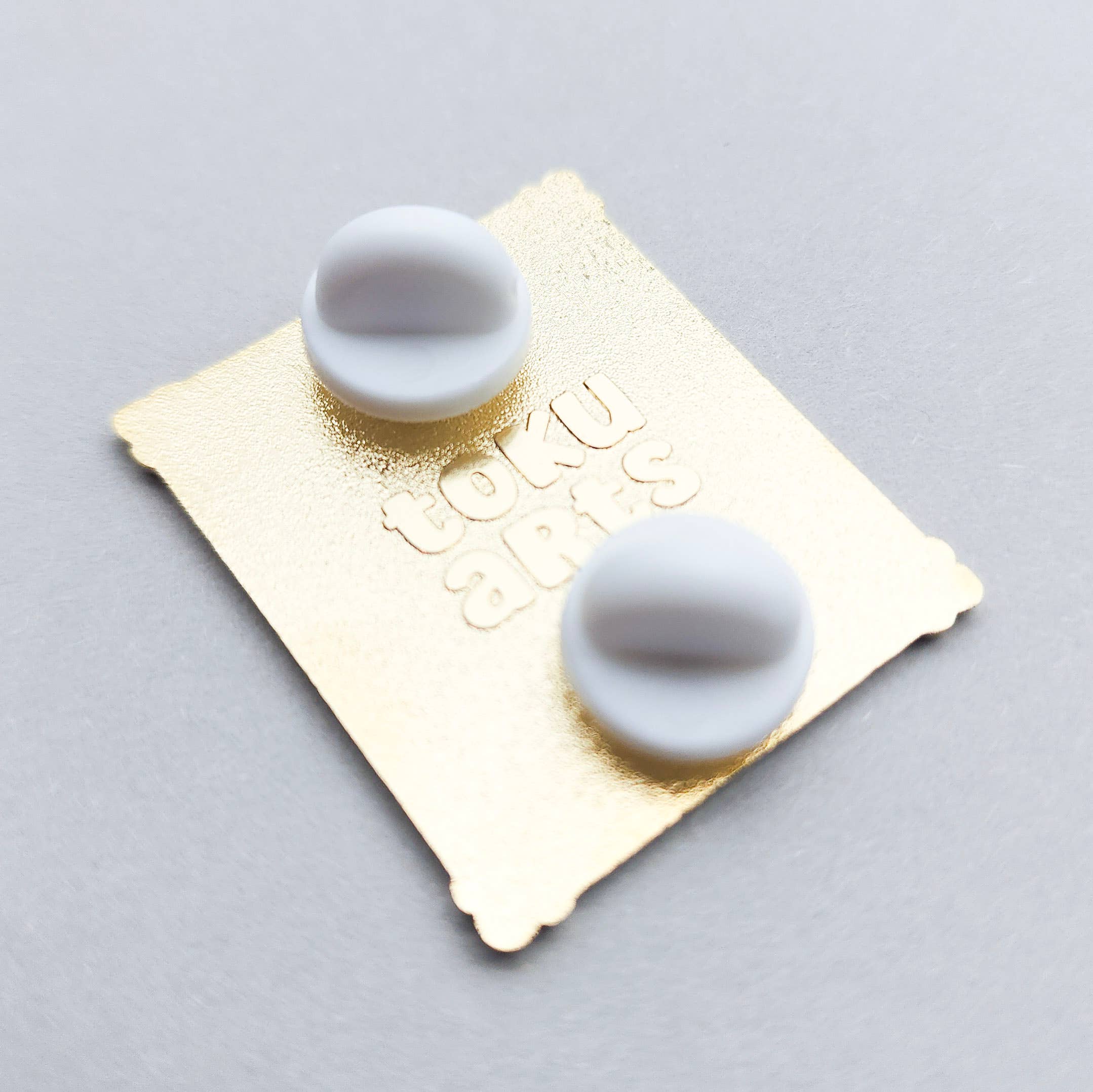 Toku Arts - Wholesale Lapel Pin/Button - Cat with a Pearl Earring Enamel Pin3